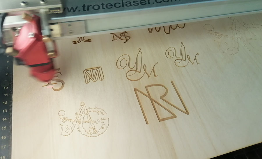 Logos auf Holz am Lasercutter
